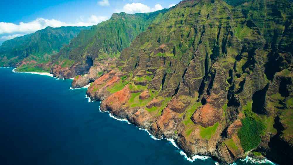 KauaÊ»i, anglicized as Kauai[a] (English: /kÉ™ËˆwaÉª.i/; Hawaiian: [kÉËˆwÉÊ”i]), is geologically the oldest of the main Hawaiian Islands. With an area of 562.3 square miles (1,456.4 km2), it is the fourth largest of these islands and the 21st largest island in the United States.[3] Known also as the 